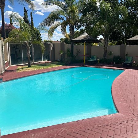 Sibella Guest House Bloemfontein Esterno foto